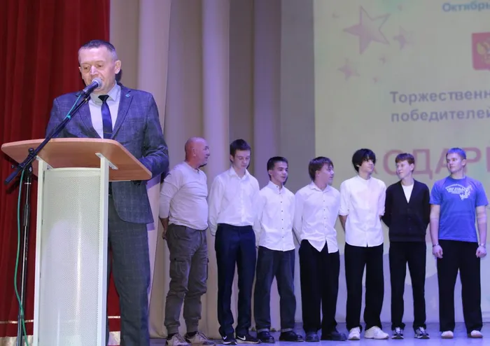 12-1Участников поздравляет С.Н.Селюнин