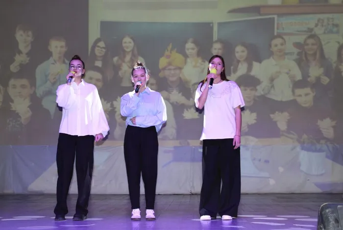 09-1 Поют обучающиеся 11 кл.