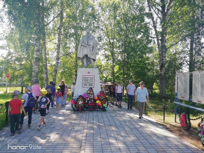 туризм у памятника с Кузьмины
